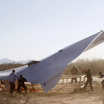 Entretenimento - Avião de papel gigante requer equipe com mais de oito para ser lançado Entretenimento - Avião de papel gigante requer equipe com mais de oito para ser lançado