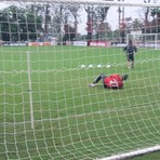 Futebol - Sob chuva, sobra para Paulo Victor deitar e rolar no campo encharcado Futebol - Sob chuva, sobra para Paulo Victor deitar e rolar no campo encharcado