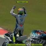 Outros - Motociclista festeja vitória a uma volta do final da corrida Outros - Motociclista festeja vitória a uma volta do final da corrida